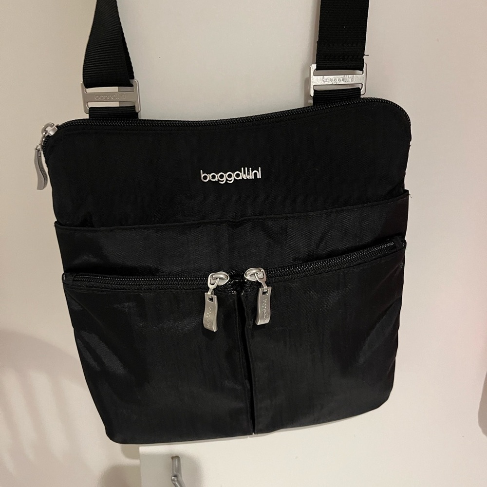 Baggallini EXCELLENT Black Crossbody w/ Silver Accents. Perfect size & pockets! - Picture 6 of 9